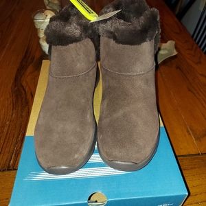 Brand new Skechers Suede Yoga Mat Winter Boots 8
